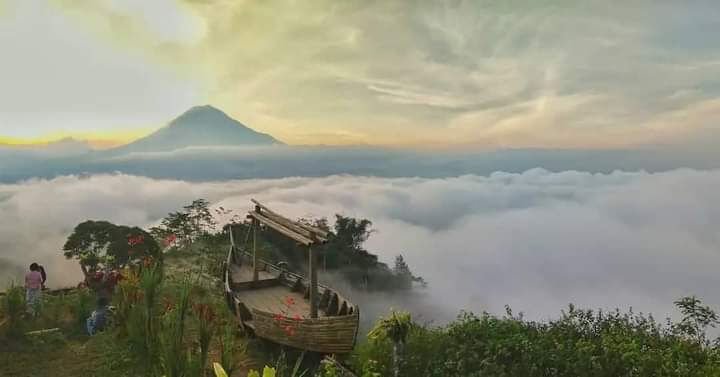 Penampakan alam kaki Gunung Semeru dari bukit wisata Simbar Semeru Oro-oro Ombo Pronojiwo Lumajang. ( foto dari portalkablumajang)