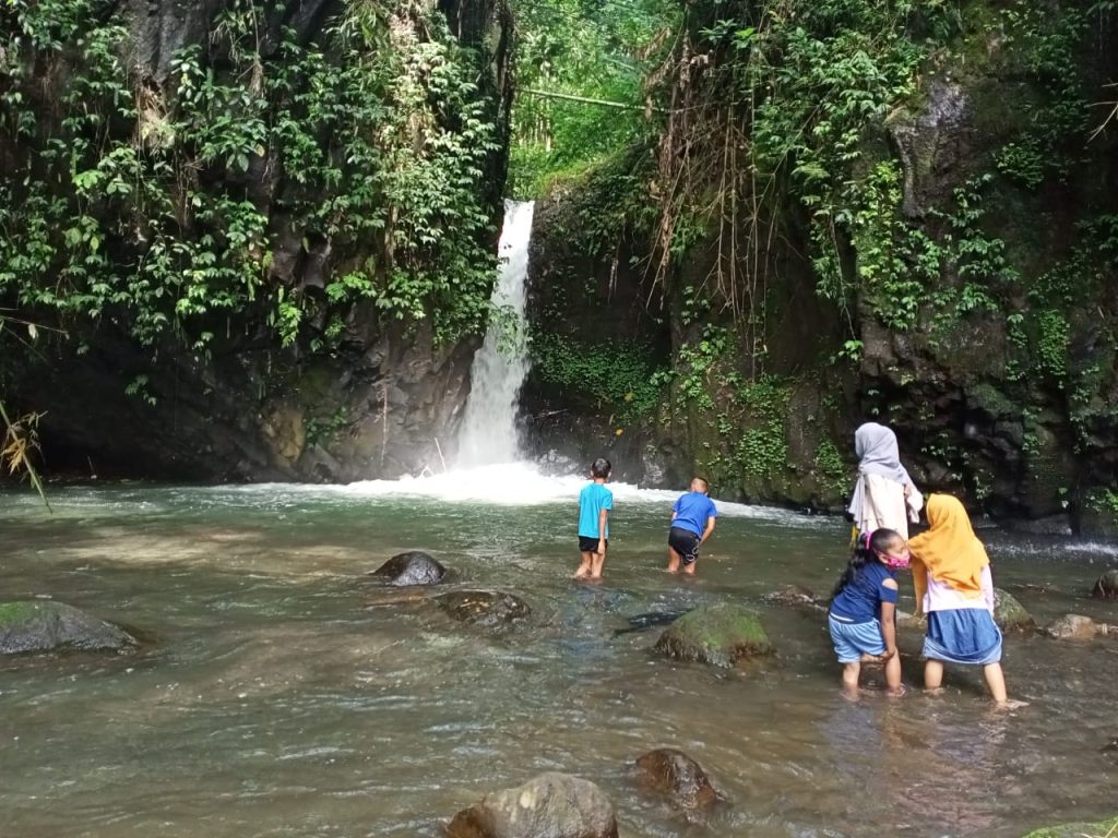 Wisatawan Domestik Bermain air di Kedung Guo Pasrujambe.